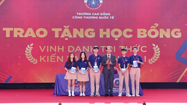 Trao tặng học bổng dành cho sinh viên Trường cao đẳng Công thương quốc tế.