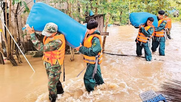 Cán bộ, chiến sĩ Bộ Chỉ huy Quân sự tỉnh Đắk Lắk giúp nhân dân xã Ea Súp di dời tài sản đến nơi an toàn. (Ảnh CÔNG LÝ)