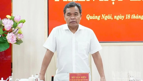 Đồng chí Hồ Văn Niên, Ủy viên Trung ương Đảng, Bí thư Tỉnh ủy Quảng Ngãi phát biểu kết luận phiên họp.