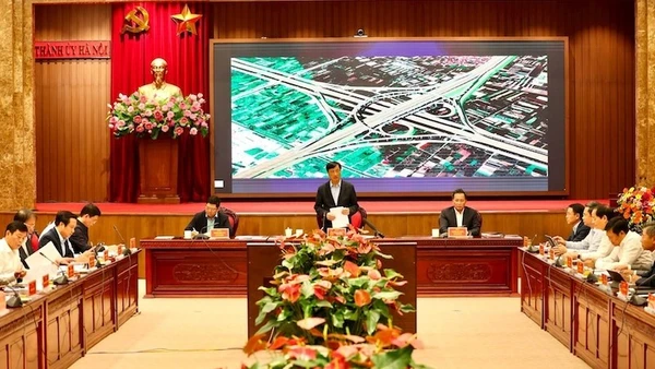 Bí thư Thành ủy Hà Nội Nguyễn Duy Ngọc phát biểu chỉ đạo cuộc họp.