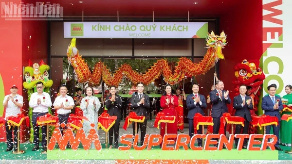 Đại biểu cắt băng khánh thành Trung tâm Thương mại.