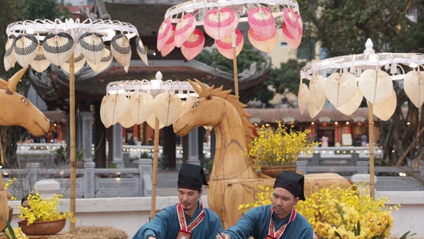 Trình diễn thư pháp trong không gian Hội chữ Xuân Bính Ngọ tại Văn Miếu-Quốc Tử Giám.