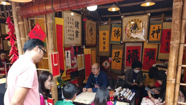 Khách du lịch đến với Hội chữ Xuân Bính Ngọ tại di tích Văn Miếu-Quốc Tử Giám.