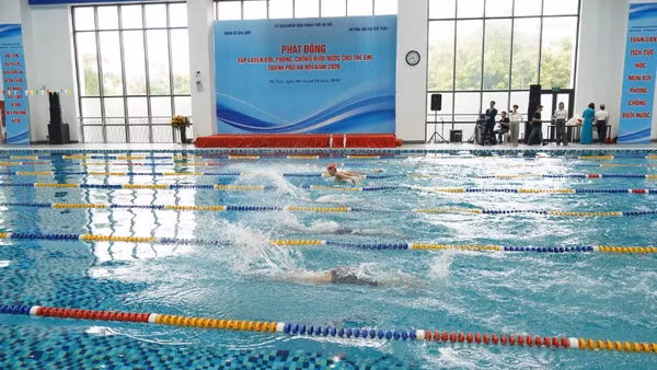 Các em học sinh bơi lội trong chương trình phát động.