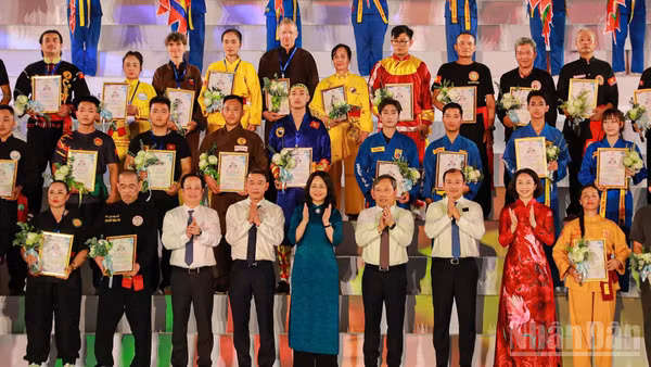 Các đại biểu chúc mừng các võ sư, võ sĩ tham dự Festival.