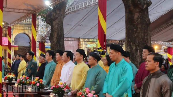 Các đại biểu dự Lễ dâng hương khai xuân Bính Ngọ tại Hoàng thành Thăng Long.