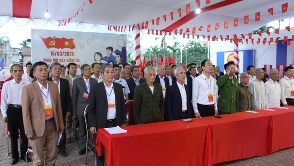 Các đại biểu trang nghiêm trong lễ chào cờ trước giờ bỏ phiếu.