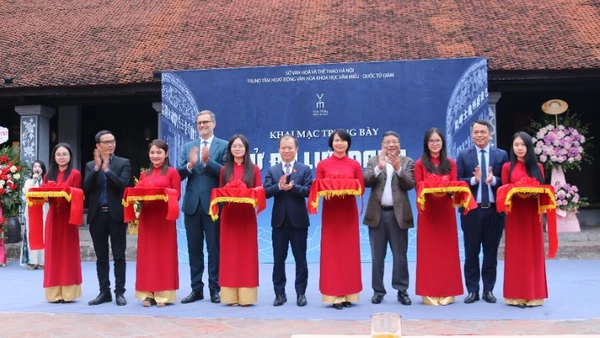 Các đại biểu cắt băng khai mạc không gian trưng bày.