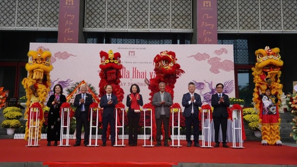 Các đại biểu cắt băng khai mạc chương trình.