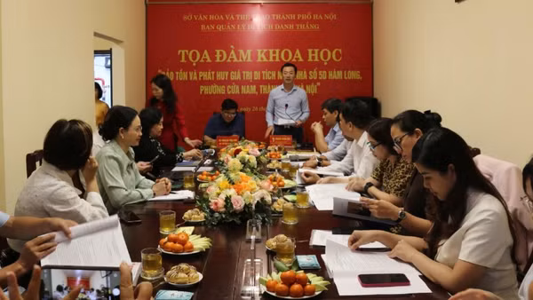 Các đại biểu thảo luận về những biện pháp bảo tồn, phát huy giá trị di tích Cách mạng Nhà số 5D phố Hàm Long (Hà Nội).