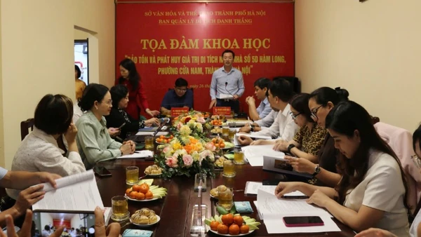 Các đại biểu thảo luận về những biện pháp bảo tồn, phát huy giá trị di tích Cách mạng Nhà số 5D phố Hàm Long (Hà Nội).