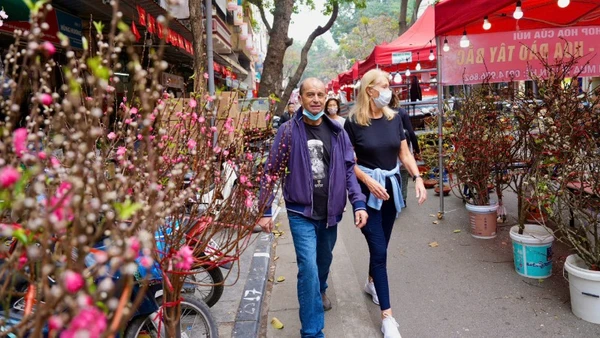 Chợ hoa xuân phố cổ Hà Nội không chỉ thu hút người dân thành phố, mà còn là điểm đến của khách quốc tế.