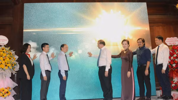 Các đại biểu thực hiện nghi thức phát động cuộc thi.