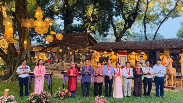 Tôn vinh những nghệ nhân đã "thắp sáng" khu "Vườn ánh sáng".