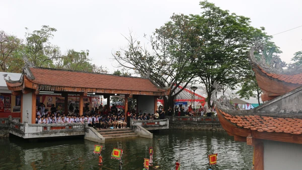 Ao làng rộn rã tiếng cười khi các em học sinh xem biểu diễn rối nước.