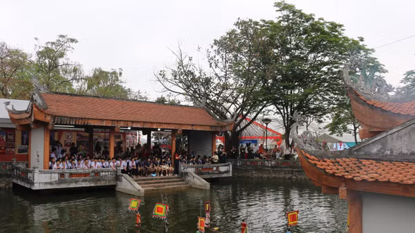 Ao làng rộn rã tiếng cười khi các em học sinh xem biểu diễn rối nước.