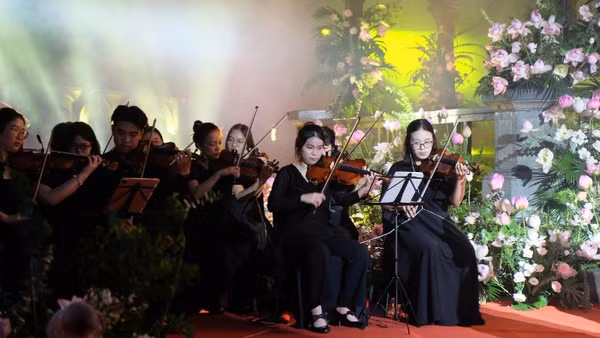 Các nghệ sĩ trình diễn trong không gian mở được trang trí lãng mạn.