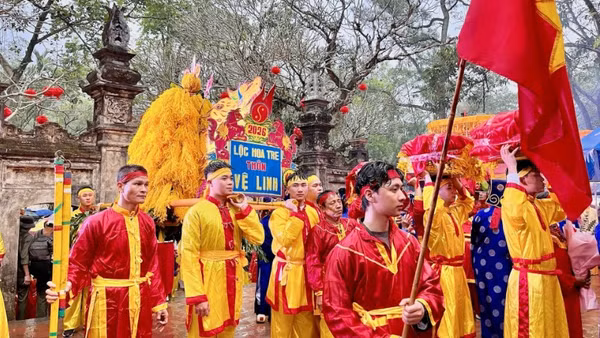 Nhân dân địa phương thực hiện dâng lễ phẩm tại đền Sóc.