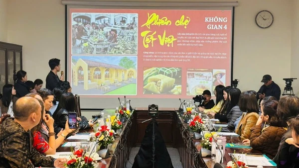 Ban Tổ chức giới thiệu các hoạt động của chương trình Happy Tết.