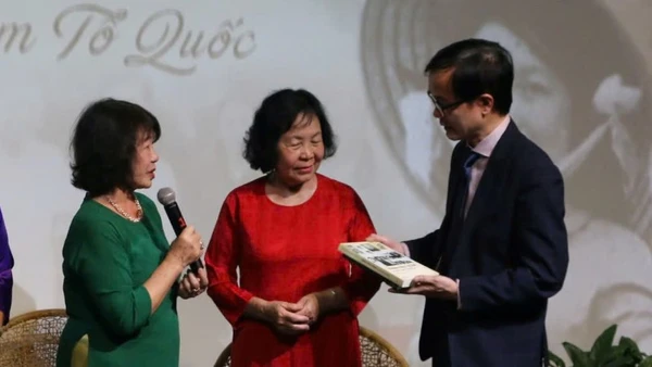 Gia đình Liệt sĩ Đặng Thùy Trâm trao tặng Bảo tàng Hà Nội nhiều hiện vật quý.