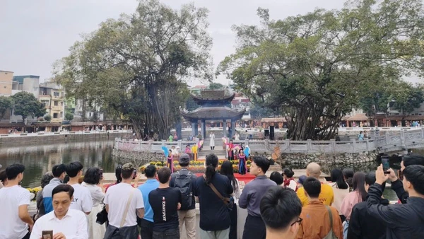 Khách du lịch chen chân đến với di tích Văn Miếu-Quốc Tử Giám.