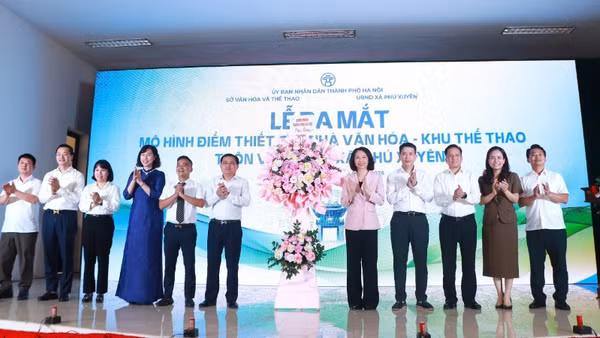 Phó Chủ tịch Ủy ban nhân dân thành phố Hà Nội Vũ Thu Hà chúc mừng bà con thôn Vạn Điểm (xã Phú Xuyên) khi có Nhà văn hóa hoạt động theo mô hình mới. (Ảnh: Mai Dung)