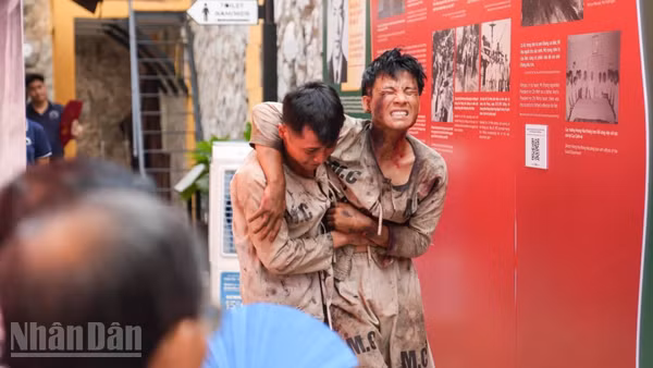 Chương trình văn nghệ tái hiện những mất mát, những cống hiến mà các chiến sĩ Công an nhân dân đã trải qua trong giải phóng dân tộc, xây dựng, bảo vệ đất nước, bảo vệ bình yên cuộc sống.