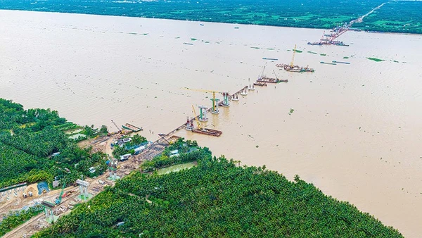 Cầu Đại Ngãi 1 bắc qua sông Hậu sau 1 năm thi công.