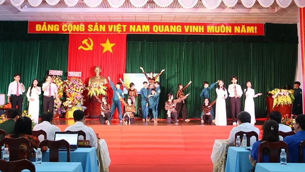 Học sinh Trường trung học phổ thông Võ Văn Kiệt với tiết mục múa hát tại buổi hội thảo.