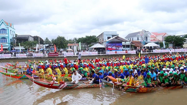 Các đội ghe Ngo tập trung về sông Long Bình, phường Long Đức sẵn sàng tranh tài ở các cự ly giải đấu. 