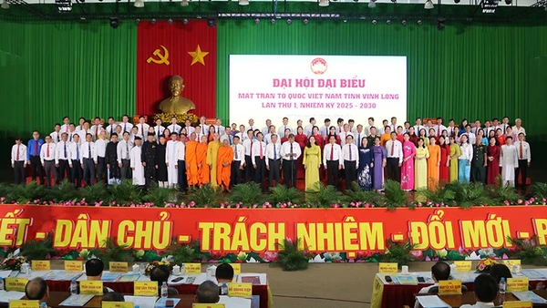 Ủy viên Ủy ban Mặt trận Tổ quốc Việt Nam tỉnh Vĩnh Long khóa 1, nhiệm kỳ 2025-2030 ra mắt Đại hội.