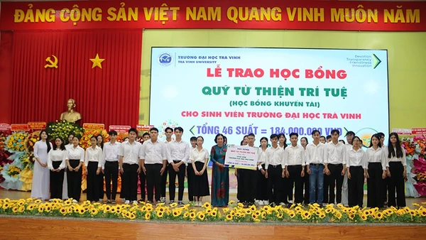 Các sinh viên Trường đại học Trà Vinh nhận học bổng tại buổi lễ họp mặt kỷ niệm 43 năm Ngày Nhà giáo Việt Nam.