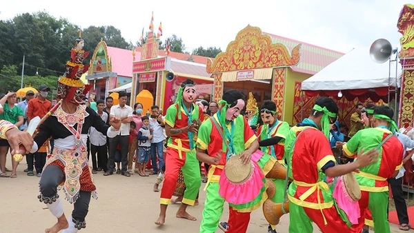 Người dân thưởng thức tiết mục múa trống Sa dăm của đội múa cộng đồng xã Châu Thành, tỉnh Vĩnh Long.