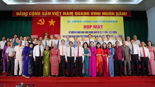 Các đồng chí lãnh đạo tỉnh Vĩnh Long đến dự, chụp ảnh kỷ niệm tại buổi lễ kỷ niệm 85 năm Ngày Khởi nghĩa Nam Kỳ.