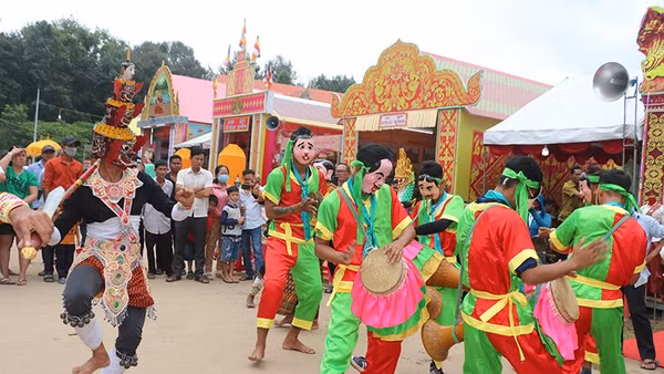 Người dân thưởng thức tiết mục múa trống Sa dăm của đội múa cộng đồng xã Châu Thành, tỉnh Vĩnh Long.