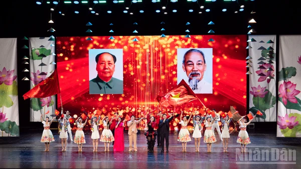 Các nghệ sĩ hát bài Việt Nam-Trung Hoa.