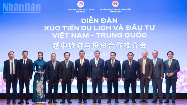 Đại sứ Phạm Thanh Bình, Tổng Thư ký ACC Sử Trung Tuấn và các đại biểu chụp ảnh lưu niệm.