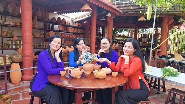 Gốm đỏ là một trong những sản phẩm đặc trưng của tỉnh Vĩnh Long. 