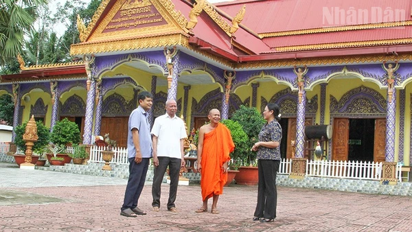 Thượng tọa Thạch Thưa, Sư cả chùa Đại Trường, xã Tiểu Cần đang trao đổi với lãnh đạo chính quyền địa phương xã Tiểu Cần, tỉnh Vĩnh Long. 