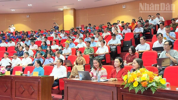 Đại biểu tham dự hội thảo. 