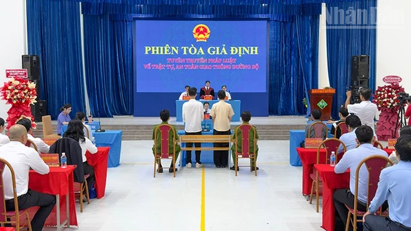 Phiên tòa giả định do các em sinh viên thực hiện. 