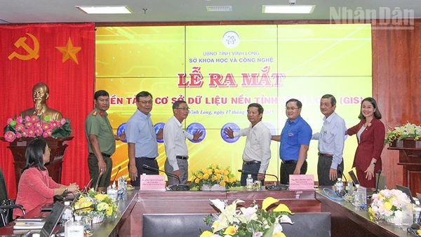 Lãnh đạo các sở, ban, ngành bấm nút ra mắt Nền tảng cơ sở dữ liệu nền GIS.