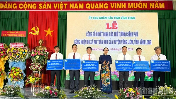 Lãnh đạo tỉnh Vĩnh Long trao thẻ bảo hiểm y tế cho các xã được công nhận An toàn khu. (Ảnh tư liệu)