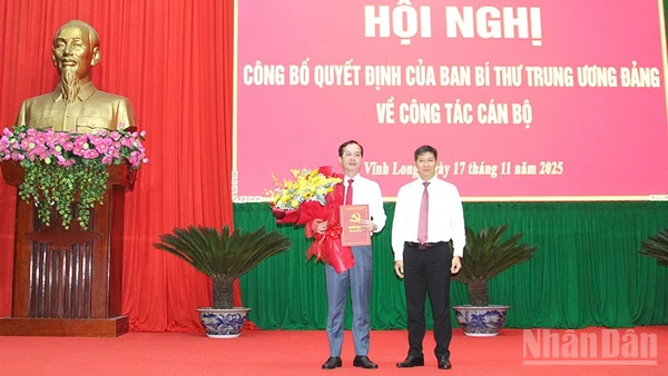 Phó trưởng Ban Tổ chức Trung ương trao Quyết định cho đồng chí Trần Trí Quang. 