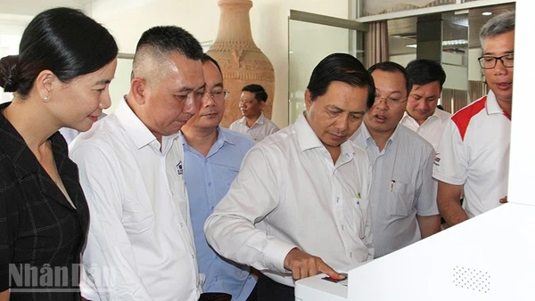Bí thư Tỉnh ủy Vĩnh Long Trần Văn Lâu cùng các đại biểu trải nghiệm hệ thống giải pháp EZYSERVE AIB phục vụ hành chính công do Công ty Cổ phần Lê Bảo Minh phối hợp triển khai tại Vĩnh Long. 