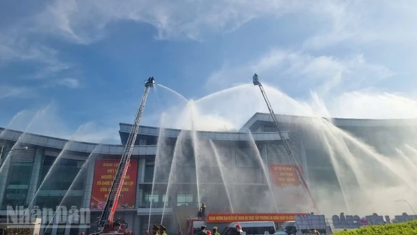 Hiện trường giả định lực lượng phòng cháy chữa cháy và cứu hộ cứu nạn đang tham gia chữa cháy tại Trung tâm hội nghị tỉnh Vĩnh Long. 