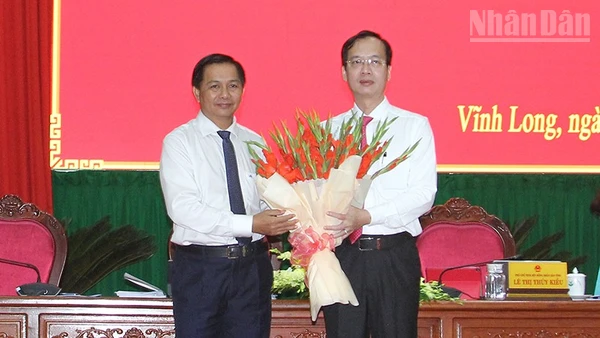 Bí thư Tỉnh ủy Vĩnh Long Trần Văn Lâu tặng hoa chúc mừng tân Chủ tịch Ủy ban nhân dân tỉnh Vĩnh Long Trần Trí Quang. 