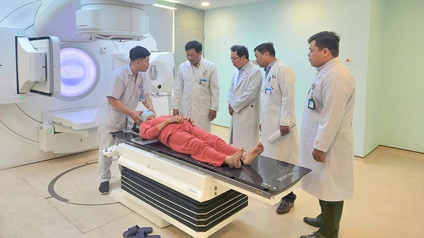 Triển khai xạ trị những bệnh nhân đầu tiên. 