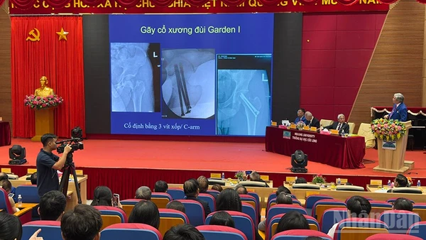 Đại biểu trình bày tham luận tại hội thảo. 