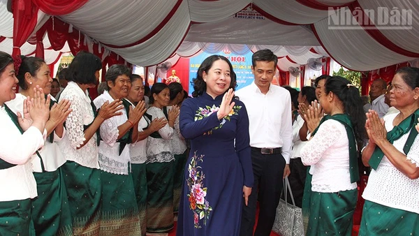 Phó Chủ tịch nước Võ Thị Ánh Xuân dự Ngày hội đại đoàn kết tại Vĩnh Long. 